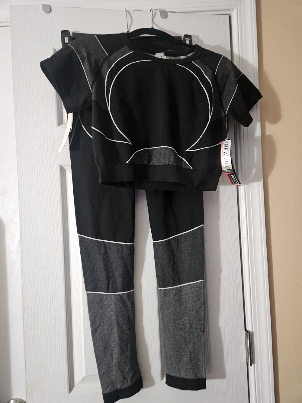 💞🩷Womens New Mix Black & Gray Active Set with White Accents -NWT Size L/XL💞💘
